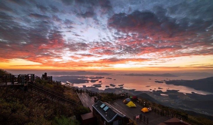 travelkoreagsnd's tweet photo. #Gyeongnam #autumn #Geumosan_Mountain #Hadong
#beautiful_views #sunrise https://t.co/raZlR7bhGl