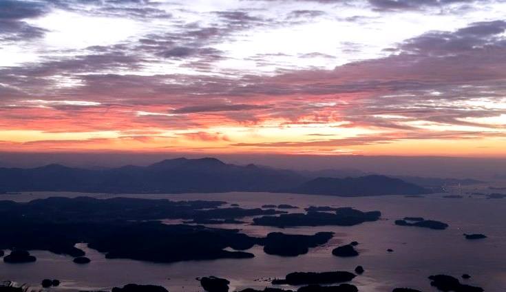 travelkoreagsnd's tweet photo. #Gyeongnam #autumn #Geumosan_Mountain #Hadong
#beautiful_views #sunrise https://t.co/raZlR7bhGl