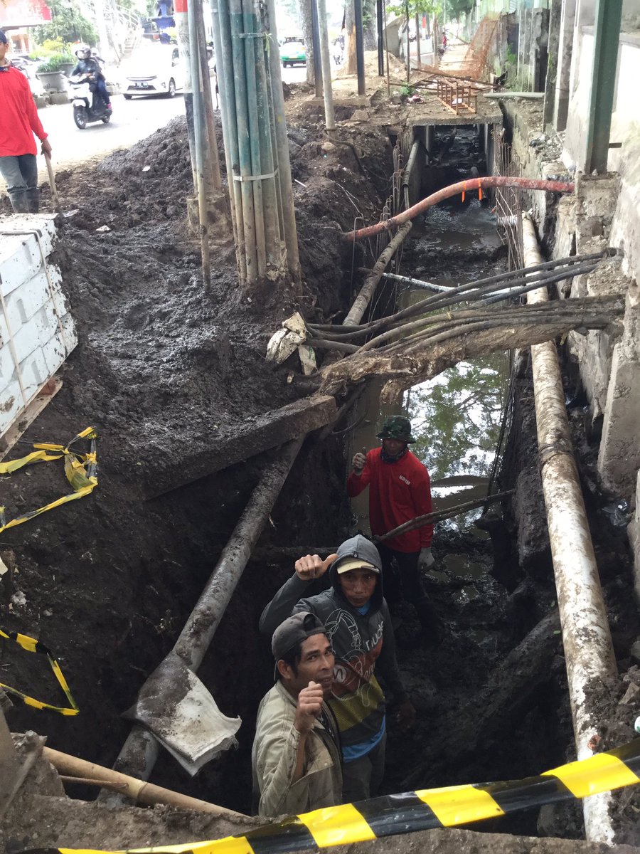 1 dari 19 ruas jalan APBD 2016 sdg proses konstruksi yang diperbesar gorong2nya dari 80cm x 80cm menjadi 2m x 2m dan diperbaiki trotoarnya.