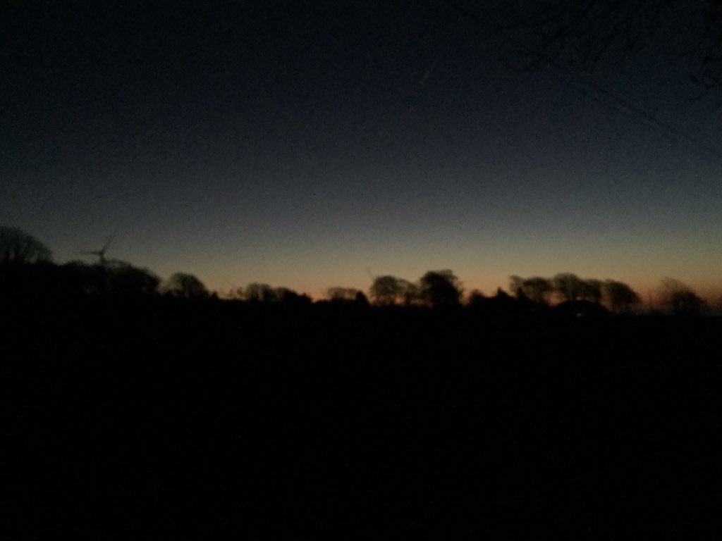 HillierWend's tweet photo. I though it was cold #dawnrunning 🏃this week until I #dawncycled 🚴‍♀️this morning ❄️reckon more calories burned shivering than cycling 😳brr https://t.co/q6LMCDUcYj