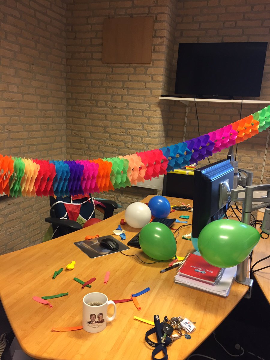 lisettejolanda's tweet photo. Je bent pas jarig als je zelf de slingers niet hoeft op te hangen! https://t.co/BMLxBzBuoT