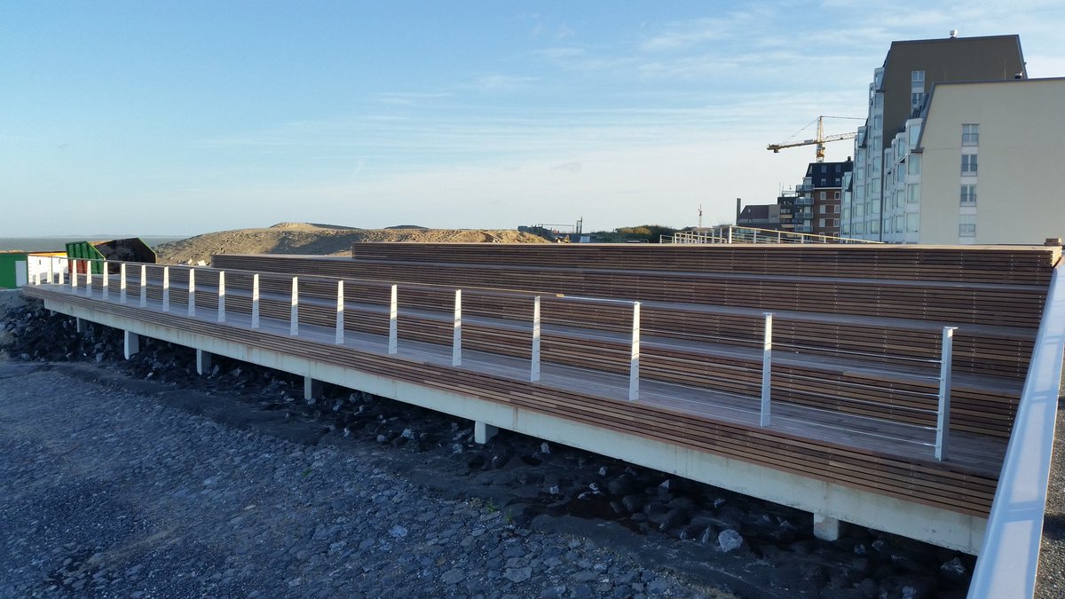 Het vlonderdek en de zeetribune in #CADZAND-Maritiem zijn helemaal bekleed met hout. Zie hier het resultaat!