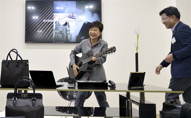 1,2차 대국민 담화

"니 문제가 뭔지 아니 근혜야?"
"예예.. 문제 많죠 다 알아요ㅎ"

3차 대국민 담화 

"자격도 없는게 쓸데없이 맷집만 있어?"

"ㅎㅎㅎㅎ조시나 뱅뱅이다 이 시발들아ㅎ"