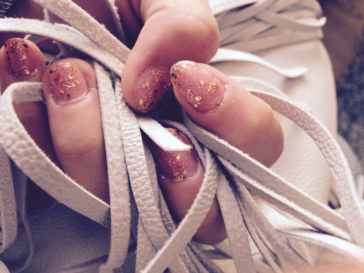 frey_tima's tweet photo. Nail painting💅🏼 #nailpolish #csillogás #rojtok #siófok #hungary #Tuesday #színek #iphone #timaa https://t.co/jmGYkMeALK