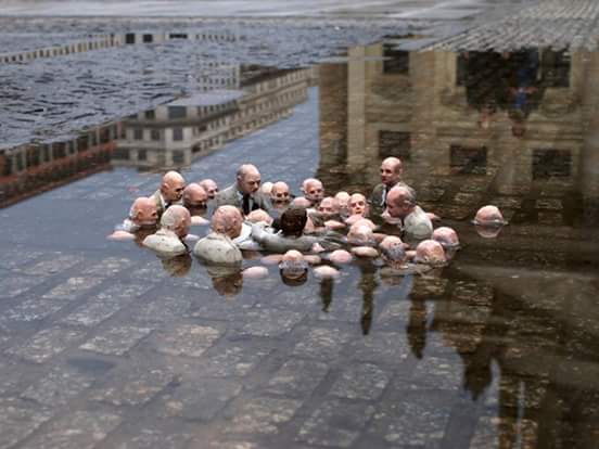 Carrocombate's tweet photo. "Políticos discutiendo sobre cambio cimatico": Escultura da Isaac Cordall en Berlín. Una perfecta descripción de la realidad. https://t.co/S9ABXnKxlA