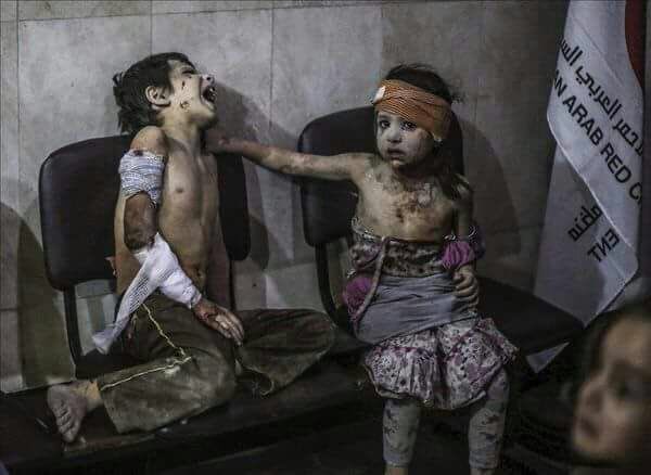 ihsanhocaresmi's tweet photo. Halep sokakları cesed dolu; doktorlar hastaneler vuruldu, ilacımız kalmadı, çocuklar gözümüzün önünde ölüyor,diye ağlıyor #NeredesinMüslüman https://t.co/MxTl1tfgA9