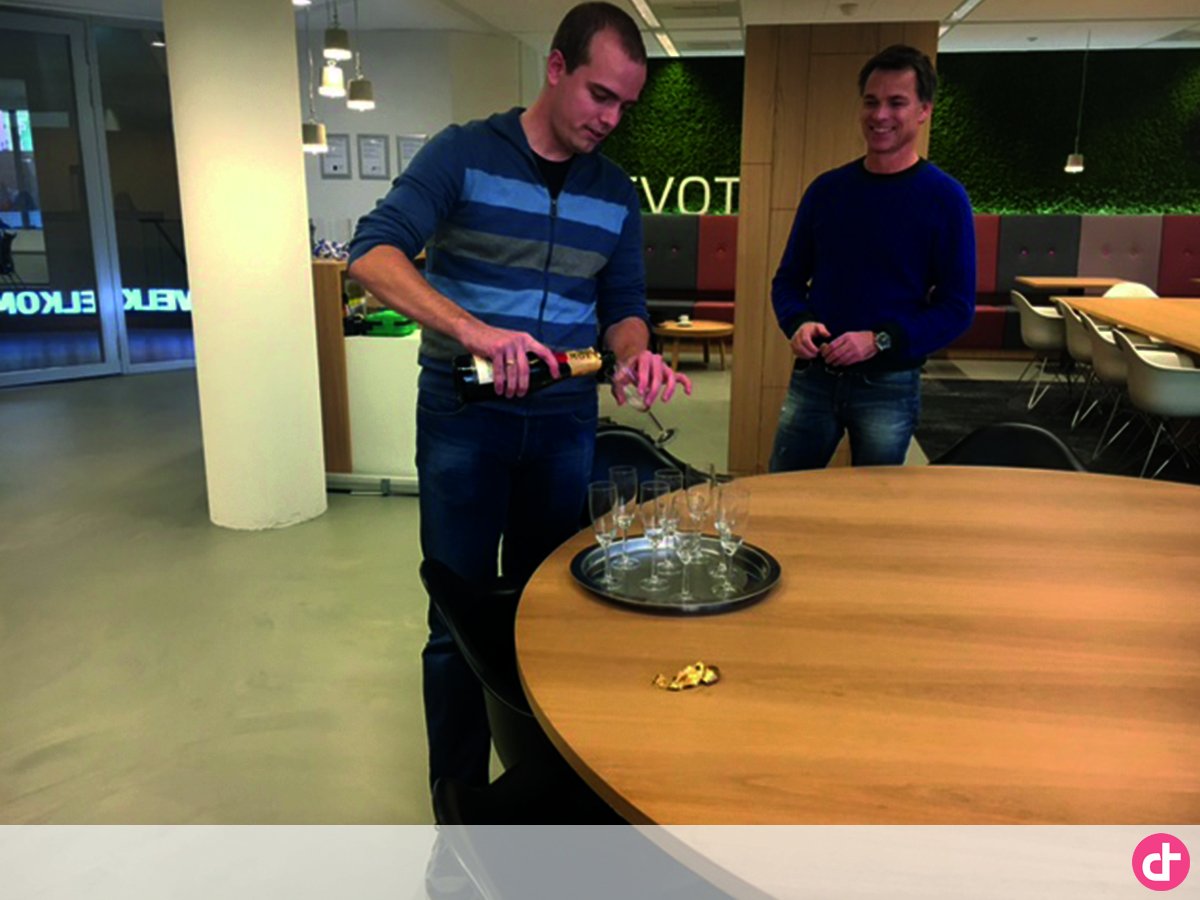 DevoteamNL's tweet photo. 1 januari start Paul bij #DevoteamNL en versterkt hij het team #Operations. Vrijdag hebben we hierop geproost na het tekenen. #Welkom Paul! https://t.co/eNF1PXlP2M