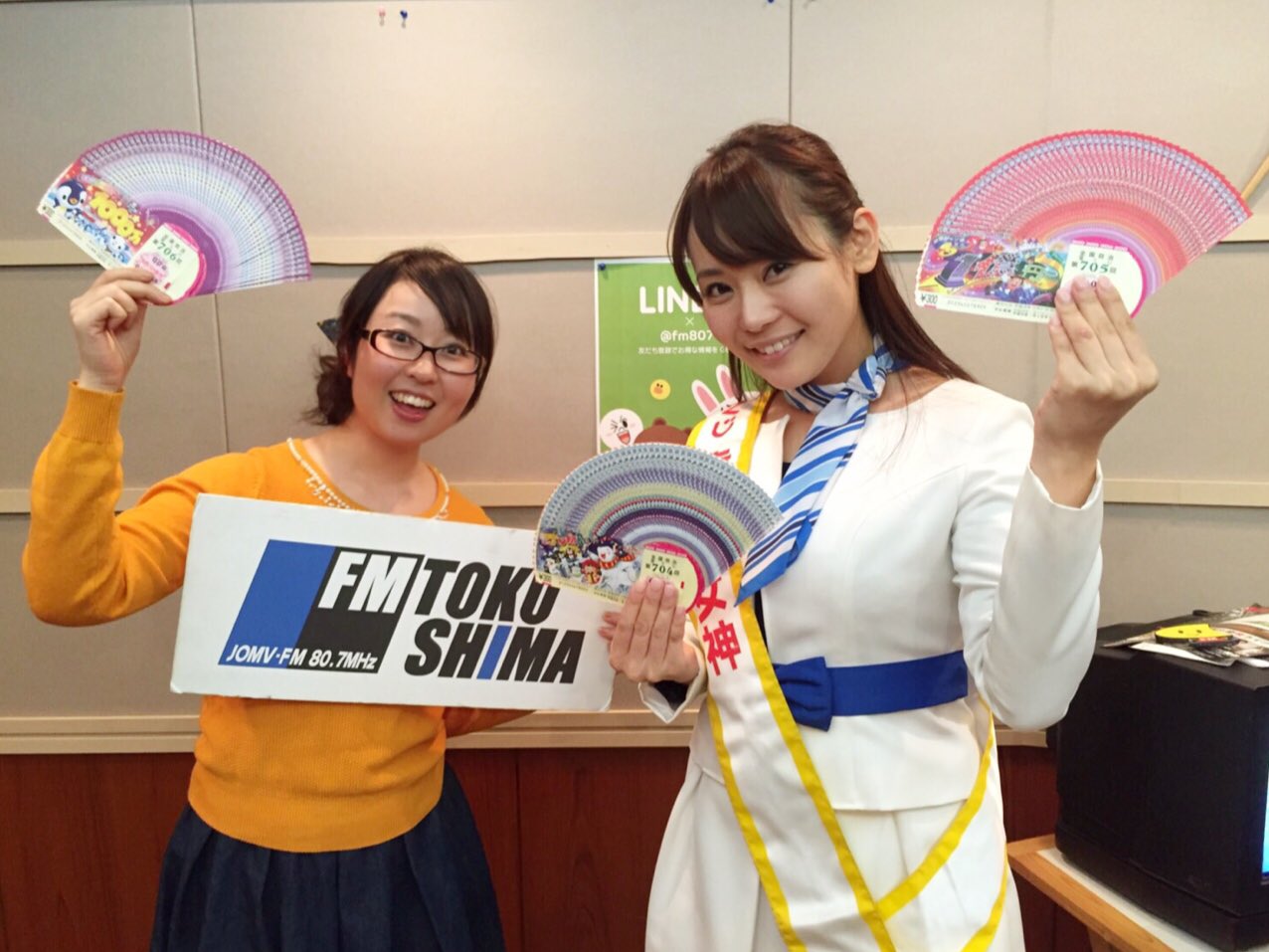 近藤公美 Fm徳島 T Joint 宝くじ幸運の女神 猪原彩咲さんがスタジオに来てくださいました 猪原さんの元気メシは ジンギスカン だそう さすが北海道出身 1等前後賞合わせて10億円の年末ジャンボ宝くじは12 23 金 まで発売中ですよ ー O
