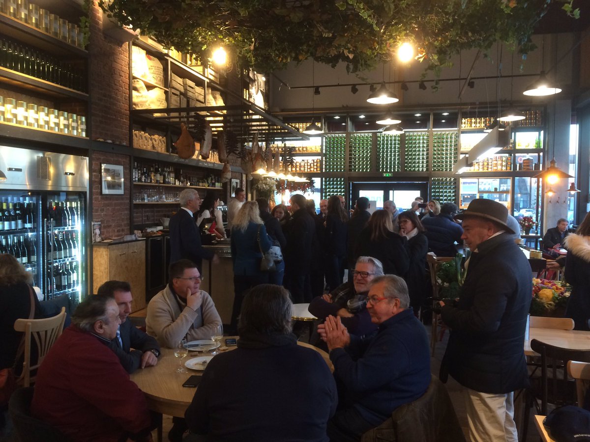 L'objectif de Stephane Bertignac et <a href="/EtchebestC/">ETCHEBEST CHRISTIAN</a> #LaCantineDuTroquet <a href="/HalleBioRungis/">Halle Bio Rungis</a> : régaler les gastronomes du <a href="/marchederungis/">Marché de Rungis</a> ! On aime !