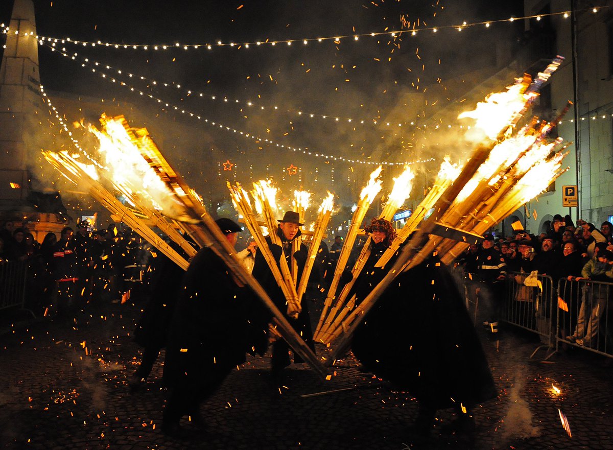 BorghiandSagre's tweet photo. Le contrade agnonesi ripetono ogni anno l'antico rituale del fuoco #Ndocciata 
#Molise #Agnone #8dicembre https://t.co/q6t3FdGMmx https://t.co/WbMPAOBvJq