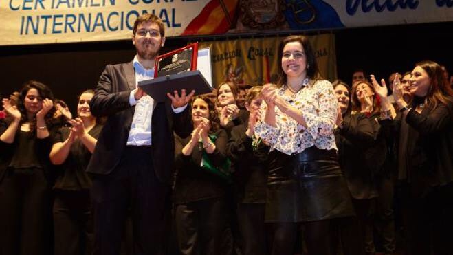 TFchoir's tweet photo. Nuestro director @javifajardo10  recogiendo el Primer premio del XXXIII Certamen Internacional Villa de Aviles 2017 https://t.co/lSR9gWs5yP