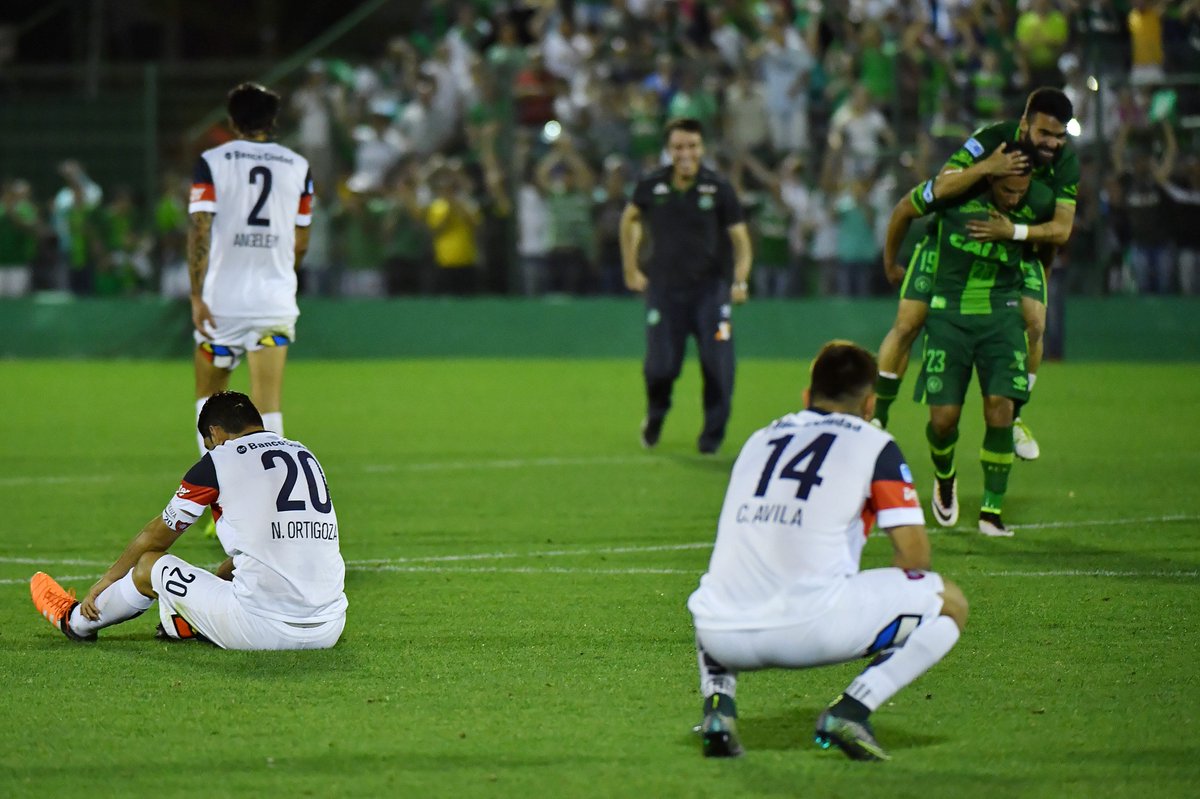 Braziliaanse #Chapecoense droomde van winst in Z-Amerikaanse Europa League, maar stortte neer op weg naar de finale volkskrant.nl/buitenland/cha…