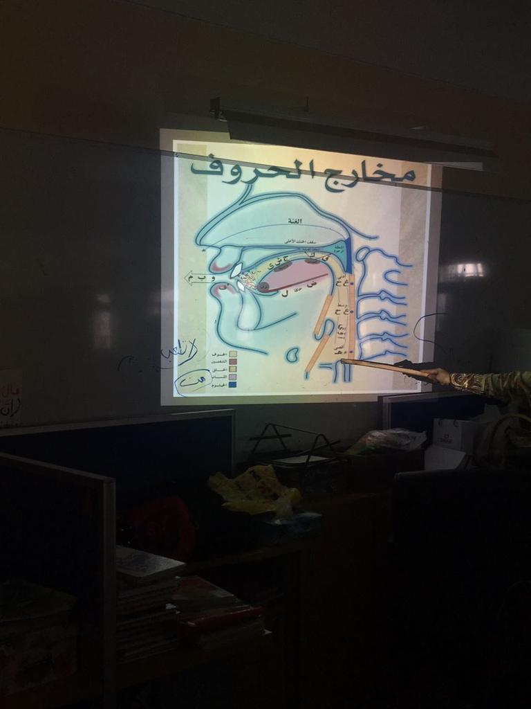alia1294760's tweet photo. نفذت المعلمة المتدربة على برنامج التلاوة اليوم مشغل لمعلمات المدرسة في مخارج الحروف واستمعت لتلاوة مجودة من المعلمات https://t.co/xoVer4zXaB