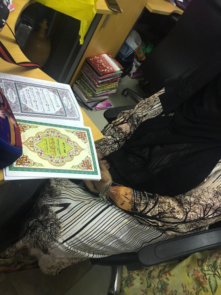 alia1294760's tweet photo. نفذت المعلمة المتدربة على برنامج التلاوة اليوم مشغل لمعلمات المدرسة في مخارج الحروف واستمعت لتلاوة مجودة من المعلمات https://t.co/xoVer4zXaB