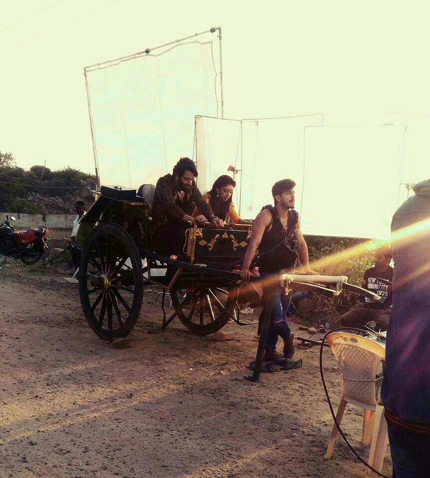 The_ShivaniM's tweet photo. Some pics of  Ghulaam set..looks  royal..beautiful Niti ,Dashing param n Rowdy vikas..much excitement🙈🙈🙈😘 @niti_taylor @8paramsingh cr:owner https://t.co/4tc5anZJBP