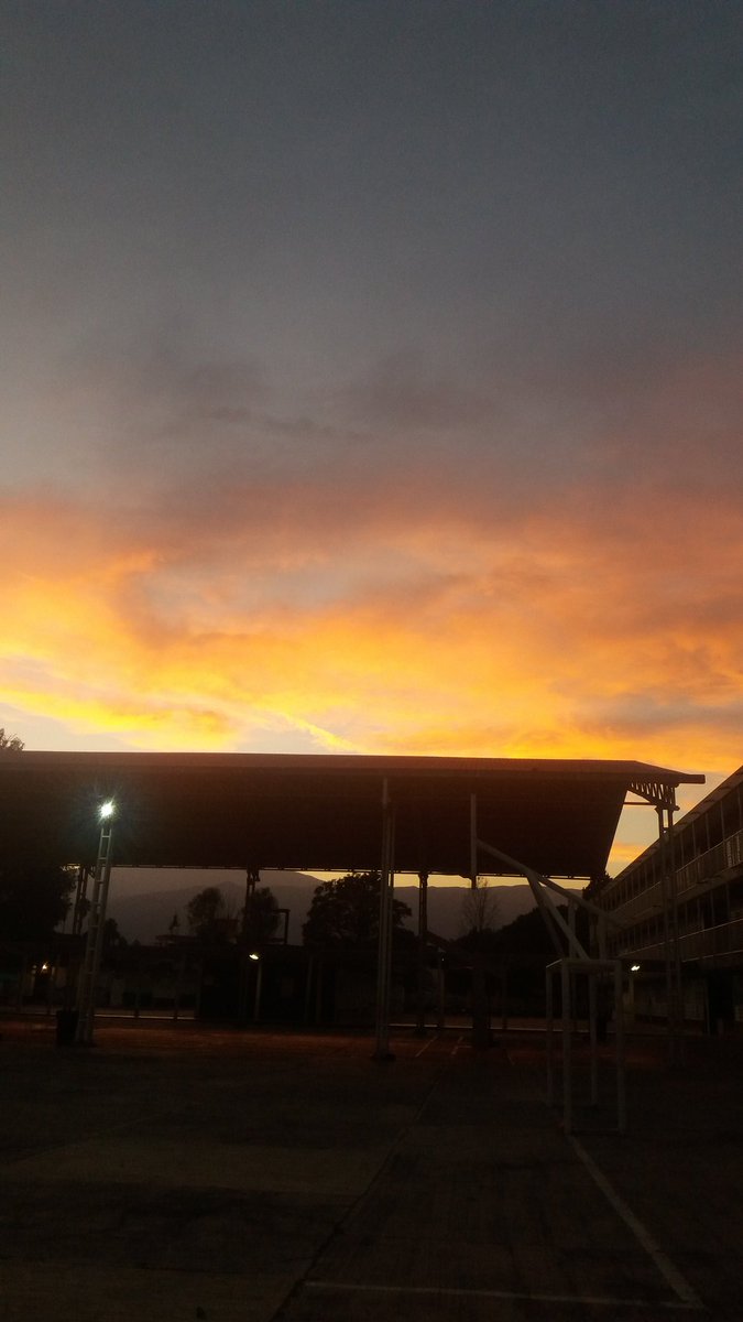 nachomansp's tweet photo. Precioso atardecer en mi primaria  Carlos  A. Carrillo https://t.co/SRLKfsADbI