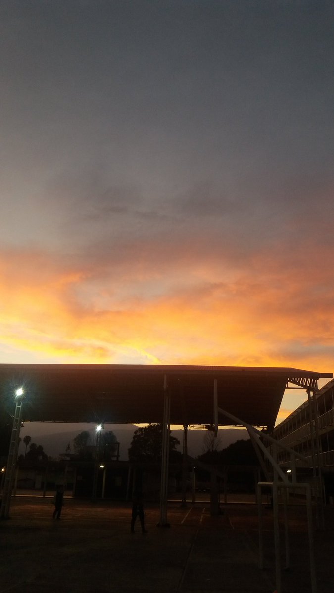 nachomansp's tweet photo. Precioso atardecer en mi primaria  Carlos  A. Carrillo https://t.co/SRLKfsADbI