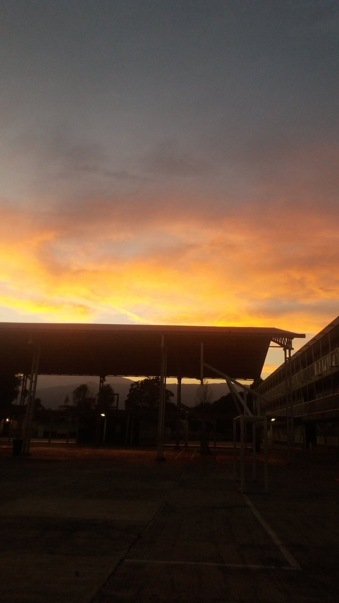 nachomansp's tweet photo. Precioso atardecer en mi primaria  Carlos  A. Carrillo https://t.co/SRLKfsADbI