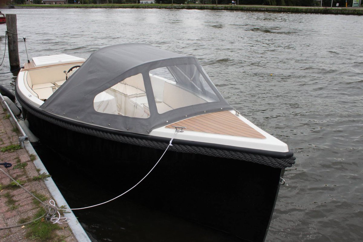 WLWatersport's tweet photo. Onze eigen ontworpen WL 695 Classic met #buiskap en 15PK #buitenboordmotor.
Deze stabiele #sloep bied plaats tot 10 personen. https://t.co/fFqpKPfIUh