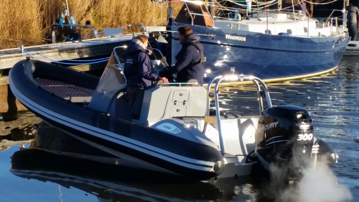 YachtFocus's tweet photo. Koud maar prachtig op 't water vandaag! Redacteur Valérie &amp; fotograaf Jeroen maakten reportage over Cobra Nautique 7.7 #Noord9Jachtmakelaars https://t.co/XTtScIihA9
