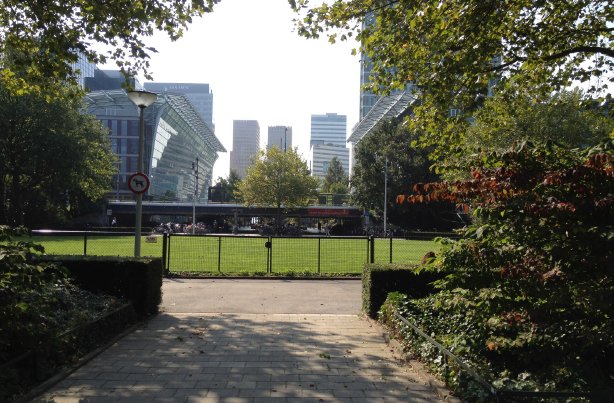 ZuidasAmsterdam's tweet photo. Aanstaande vrijdag zijn er gratis planten, struiken en bomen af te halen bij de Vijfhoek. Schept u mee? https://t.co/FupSm4fqHa (^Bram) https://t.co/zWAccnTZJn