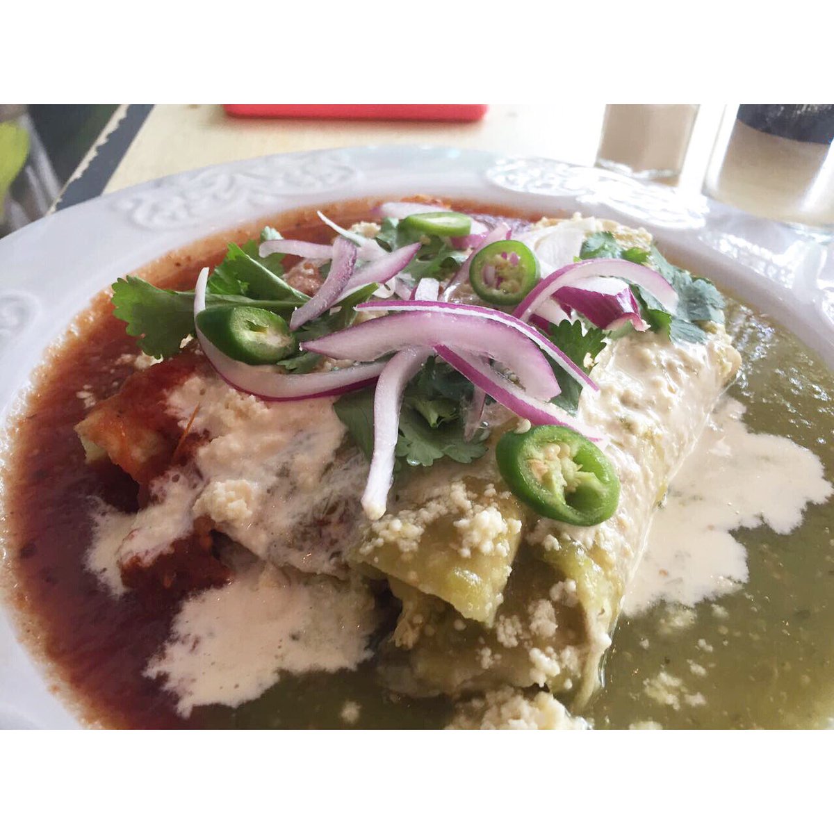 Enchiladas divorciadas en <a href="/boulangeriec/">Boulangerie Central</a> (Morelos 1984) #delicioso #desayuno #foodiegdl #enchiladas