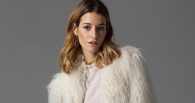 VogueSpain's tweet photo. Blanco y amoroso. 'Dark' y brillante. Aquí, los abrigos que subirán la temperatura en invierno #elpoderdelamoda https://t.co/f8A3VxbPK1 https://t.co/MQrY0QfXX2