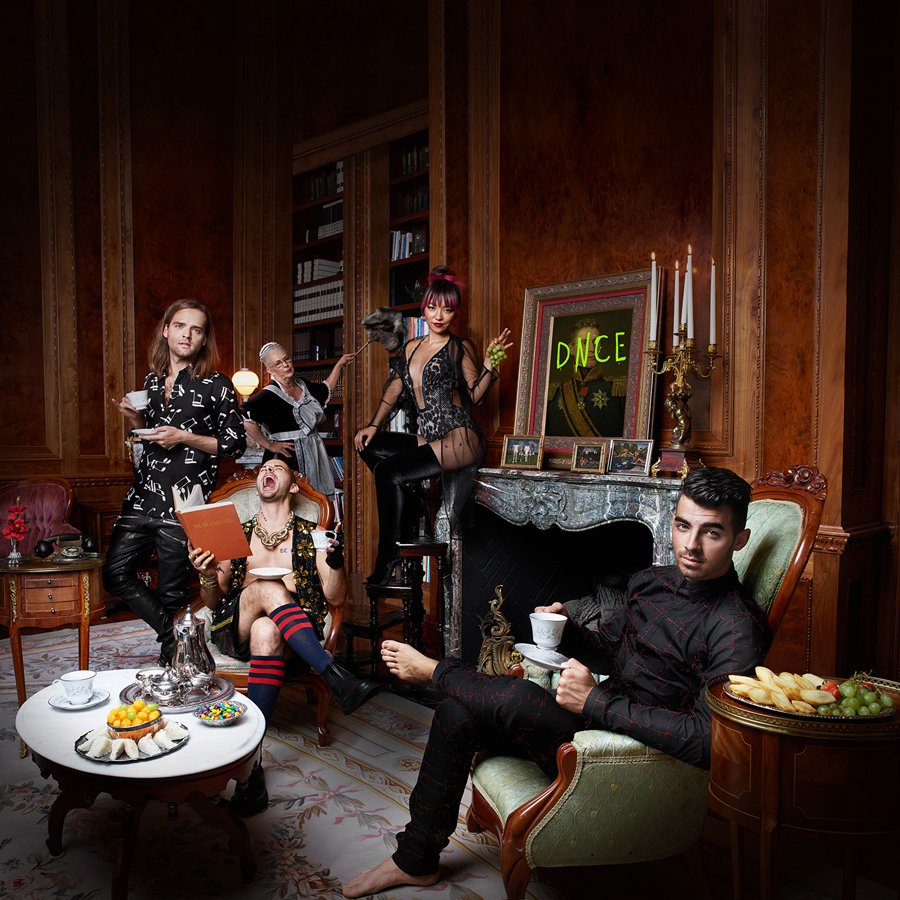RadioOne1037's tweet photo. Nuestro #recomendado del día es el último lanzamiento de @DNCE. Dale play que es un fuego 🔥 https://t.co/L7A5YXzyEZ cc @ClaromusicaAR https://t.co/kNvX7IjZlt