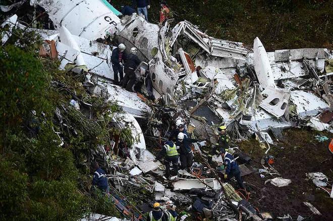 entornocoahuila's tweet photo. Al menos 75 muertos al estrellarse avión que llevaba equipo de futbol https://t.co/HfuBTFU69w https://t.co/xZGoNPYwTo