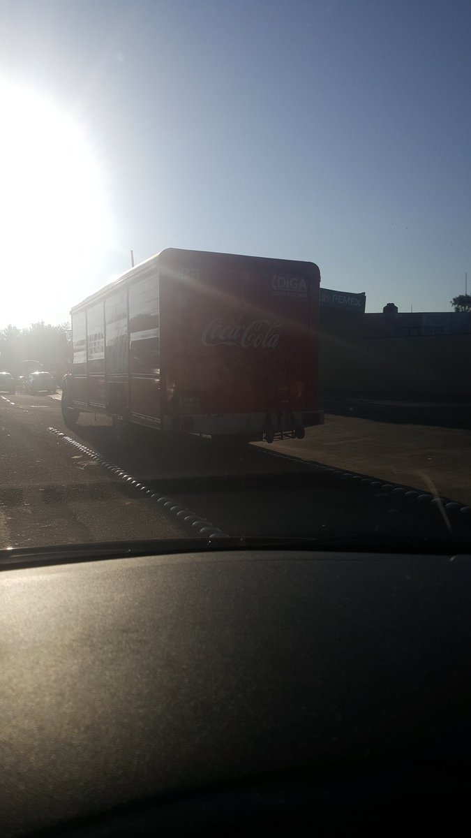 juliomaskko's tweet image. @PoderAG_Jal @GdlMovilidad @arnemx JUSTO en la #CicloVia de belisario y periférico. @CocaColaMx es una lástima sus camiones son GANDALLAS!!