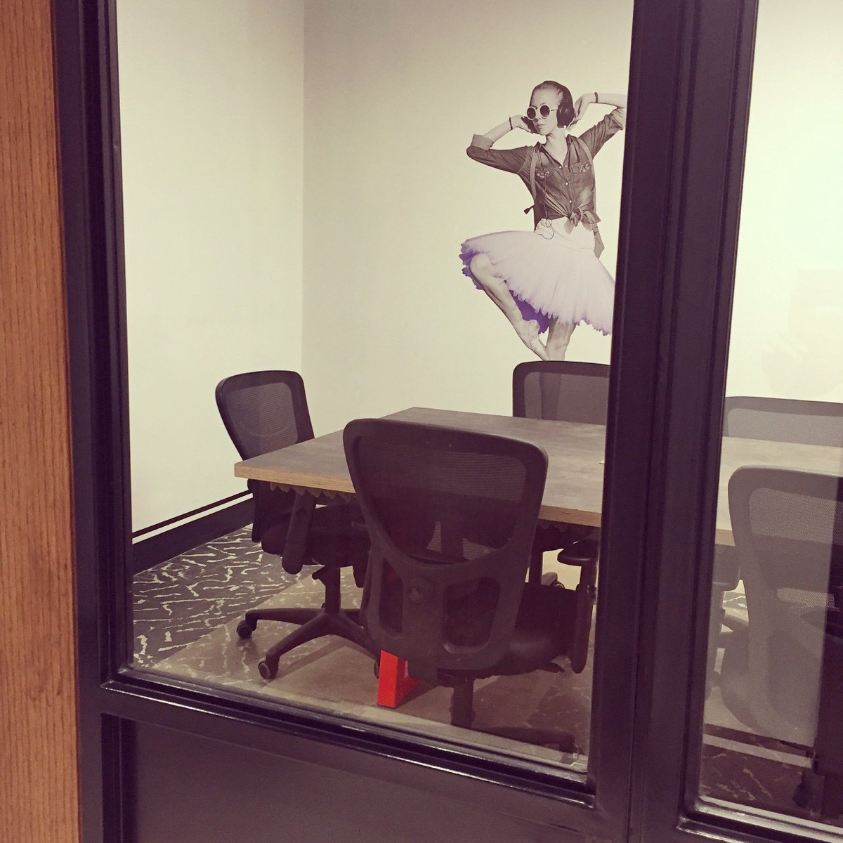 antwork's tweet image. Check out our Large Conference Room - comfortable seating for up to 10 people. Rent by the hour or the day. 
#agileoffice #beyondcoworking