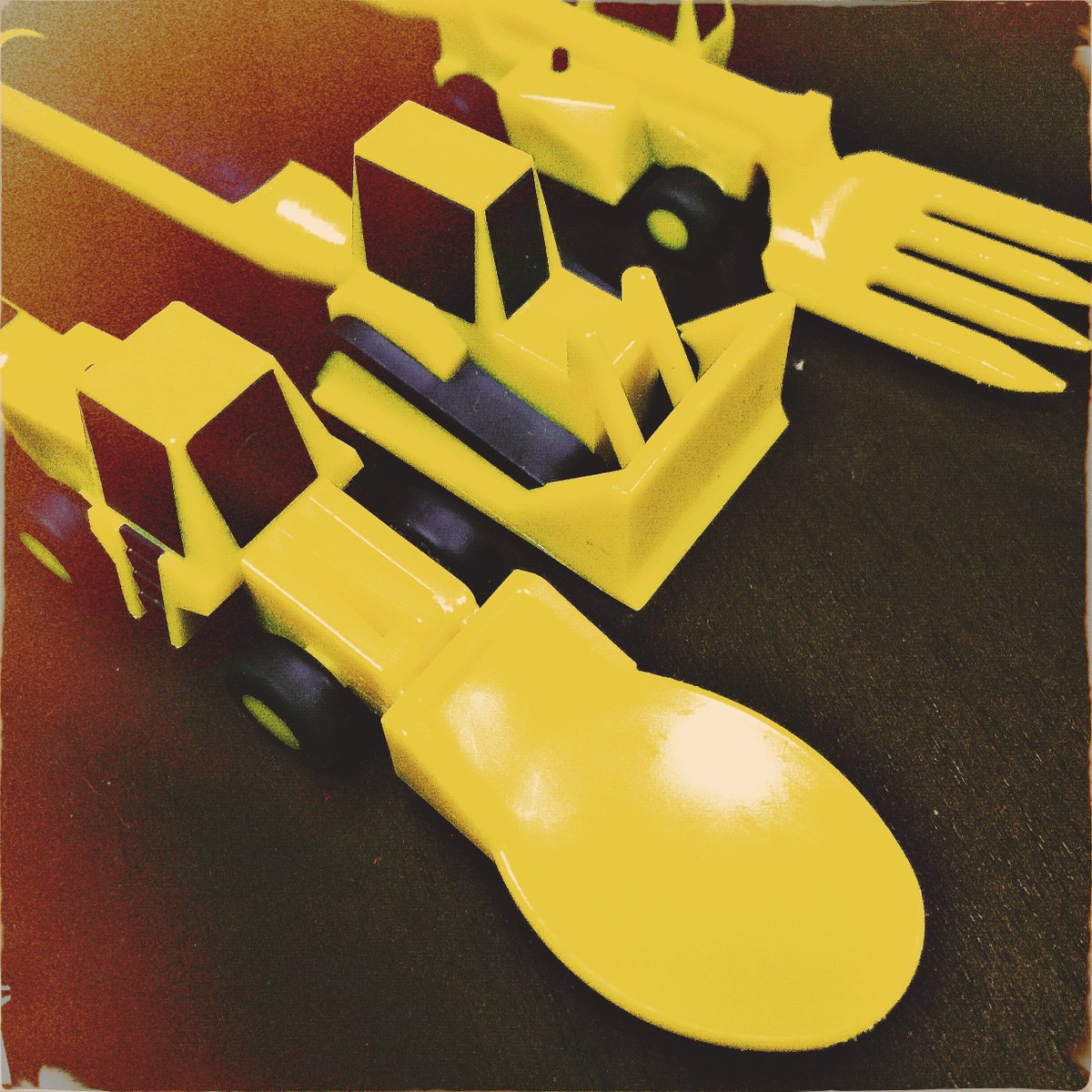 nakaoji's tweet image. 一年前に買った重機のカトラリー。ブルドーザーのカトラリーは特に使い道ない(๑•́ω•̀)
#constructiveeating #Hipstamatic