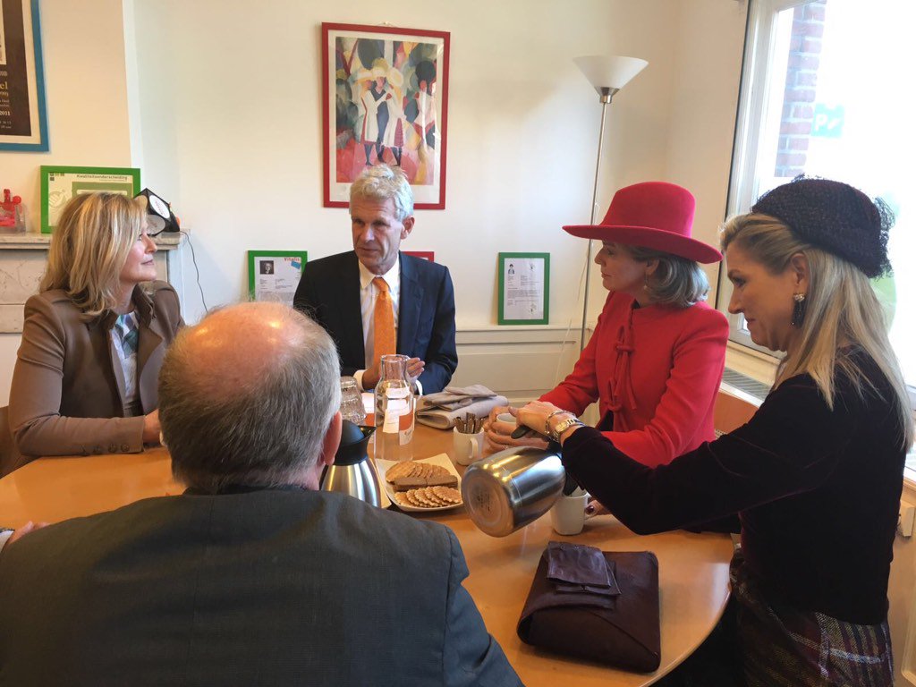 Koningin Maxima zorgt voor koffie tijdens werkvergadering Oranje Fonds.