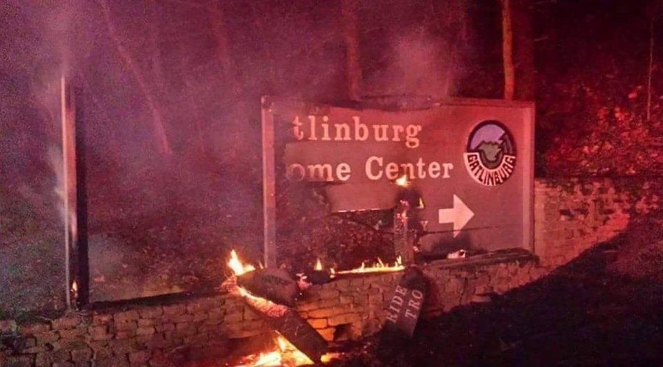 BlameBrianSmith's tweet photo. Unfortunate scenes in #Gatlinburg. 
Welcome center sign. 
Photo: Kim Hester. #wildfires https://t.co/sW5gzAPbH6