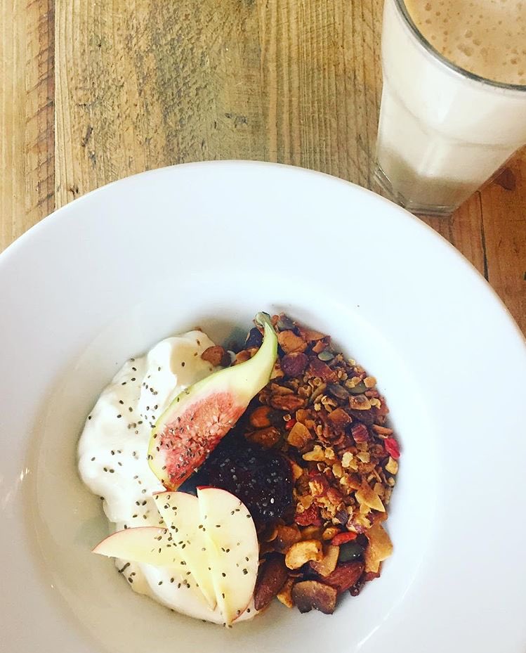 Figs + Apple with Greek yoghurt, homemade #glutenfree Filmore granola plus a fresh juice for good measure! DELISH. 📷: <a href="/Rebeecaa8/">R</a>