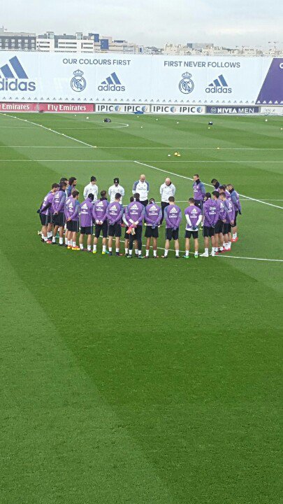 Jogadores do Real Madrid fazem um minuto de silêncio antes do treino #forçaChape  (via <a href="/JLSanchez78/">José Luis Sánchez 🇪🇸</a>)