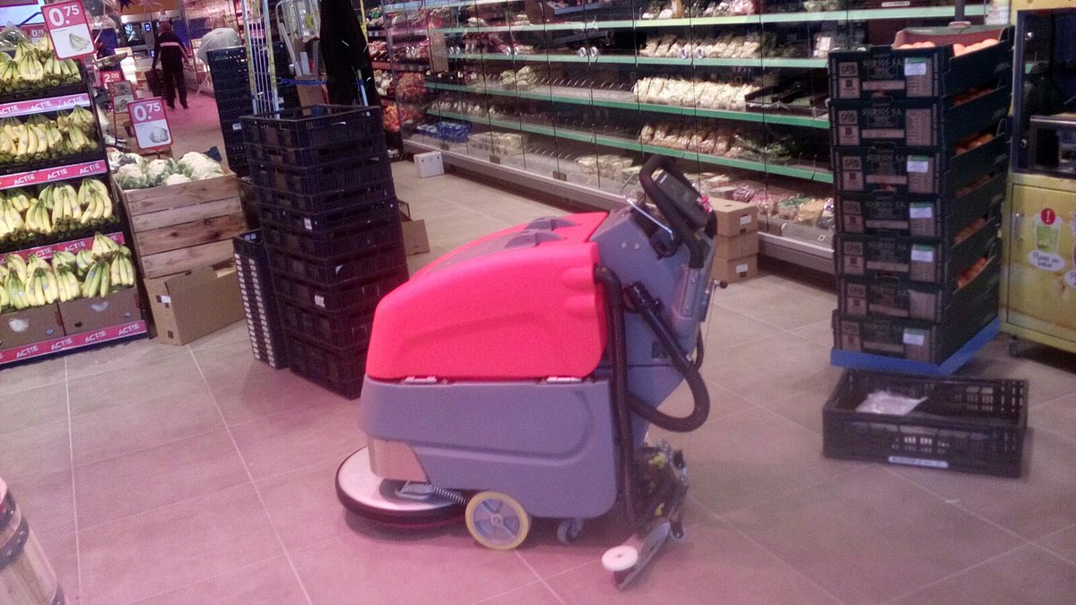 Opening nieuwe supermarkt, voorzien van krachtige Hako schrobmachine geleverd met zuigset voor droogzuigen van moeilijk bereikbare plaatsen
