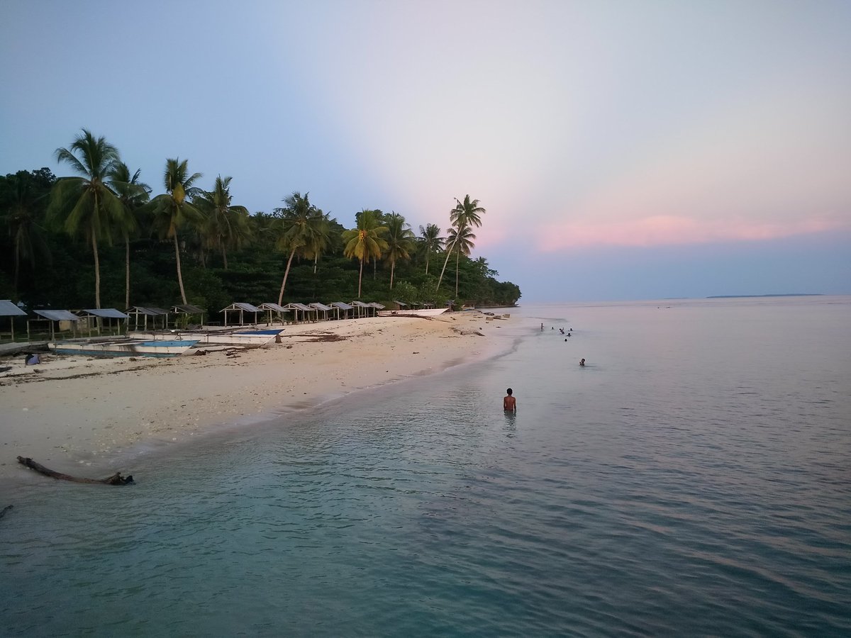 GNFI's tweet photo. #Sunsetku di Pantai Bosnik, Biak. -via @Hendra_92 https://t.co/l79KHxo8bs