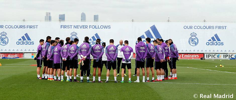 realmadriden's tweet photo. Minute's silence for the victims of the plane crash in Colombia.

https://t.co/CzeDgeynuD

#RealMadrid https://t.co/9auFteNzOf