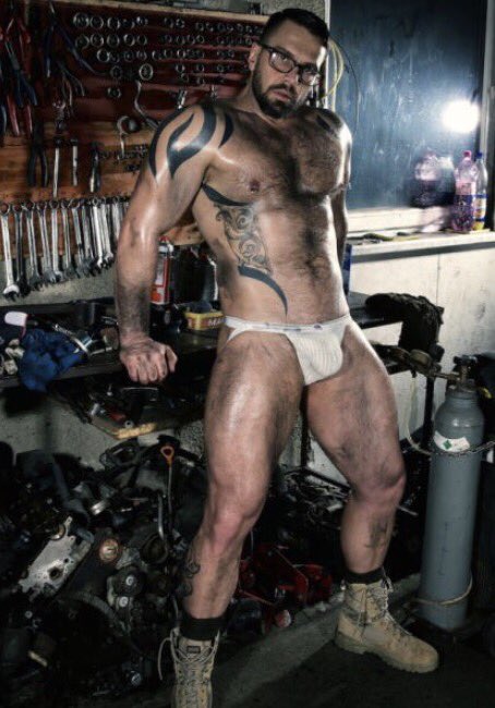 bradscottuk's tweet photo. Just off to take my car to the garage 😜 #mechanic #hotguy https://t.co/bWq3626GQk