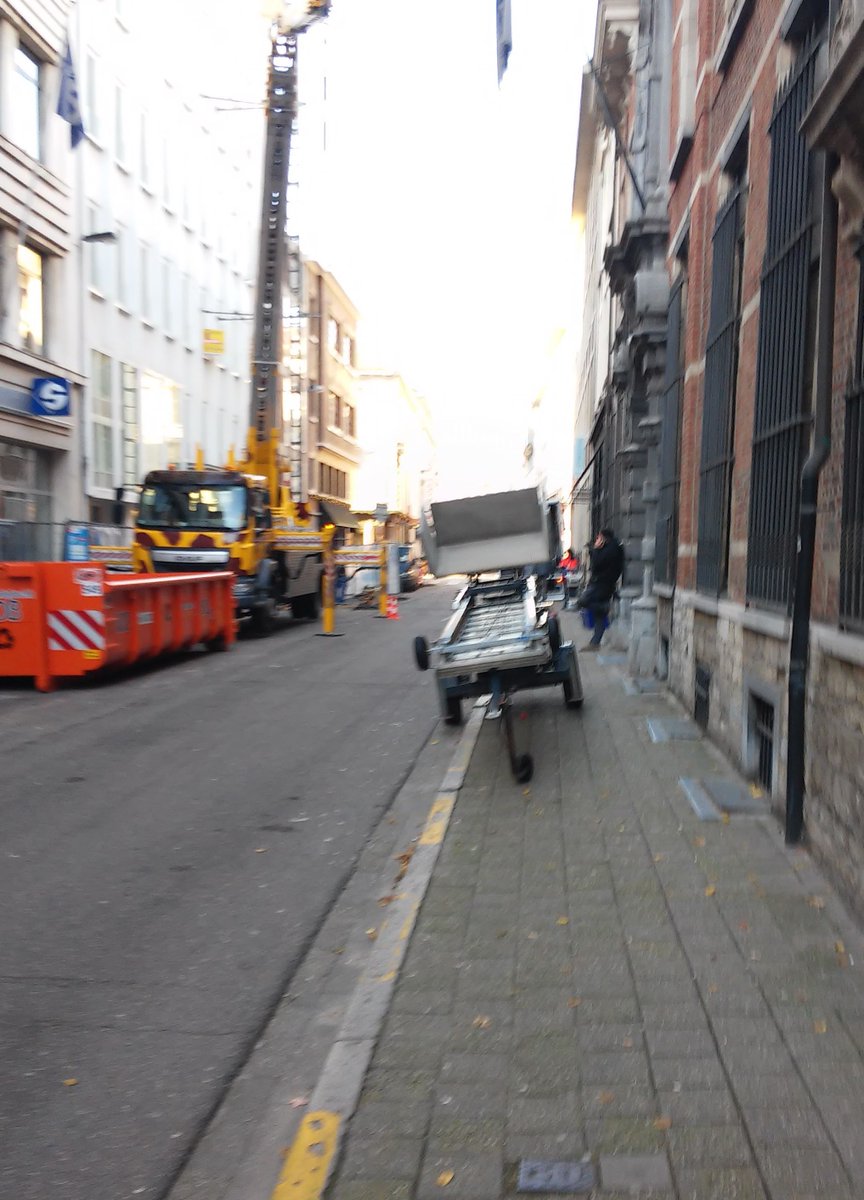 fietsperikelen's tweet photo. net zoals in vele andere zoals Arenbergstraat en Kloosterstraat @Stad_Antwerpen waar voetpad #KoningAuto #parkingplus biedt @LPAntwerpen https://t.co/FqCs6EN1vF