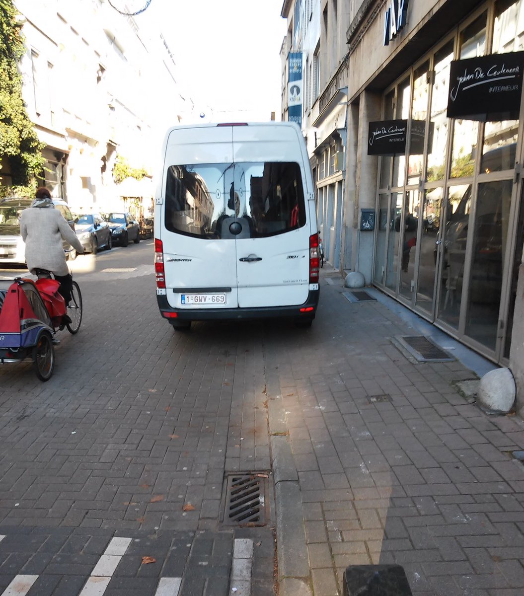 fietsperikelen's tweet photo. net zoals in vele andere zoals Arenbergstraat en Kloosterstraat @Stad_Antwerpen waar voetpad #KoningAuto #parkingplus biedt @LPAntwerpen https://t.co/FqCs6EN1vF