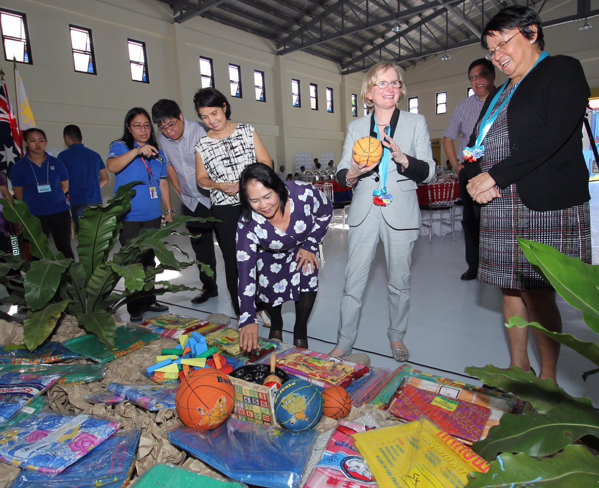 AusAmbPH's tweet photo. Australia @DFAT supports @dswdserves for prompt delivery of humanitarian services and relief supplies https://t.co/M1vIyBfhRC #First70Years https://t.co/4FwmHtrQWJ