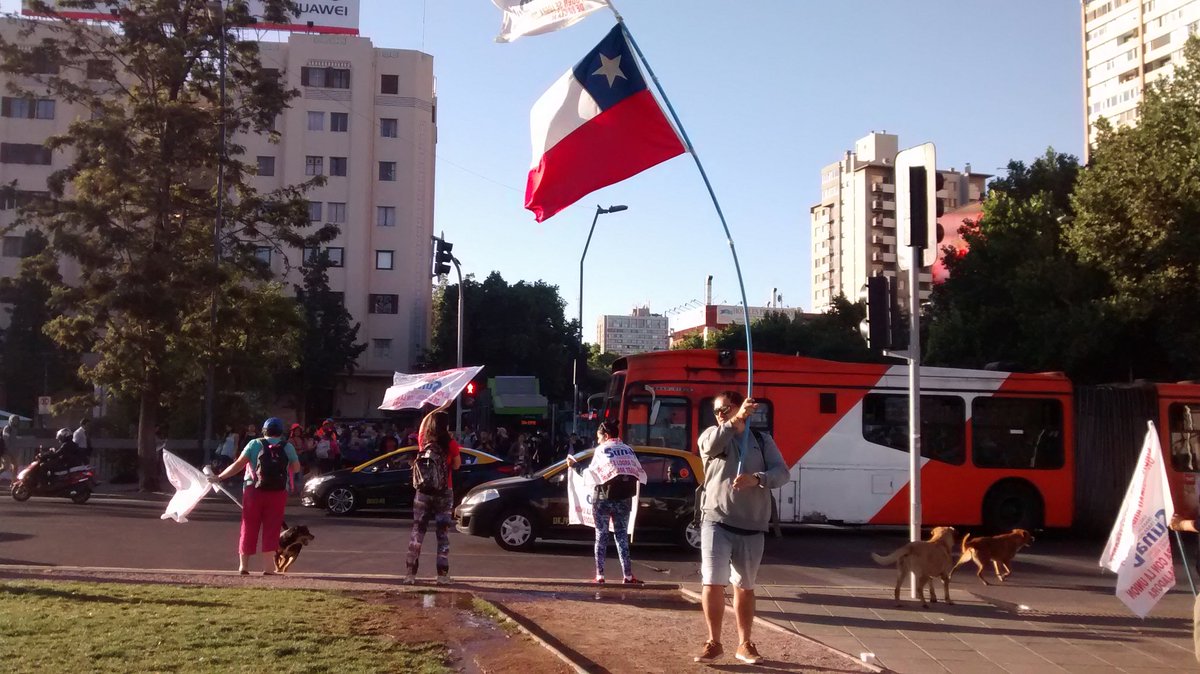 Sunab8's tweet photo. #AHORA @Sunab8 manifestandose en Plaza Italia, llevamos 19 días en Huelga!! ARRIBA LOS QUE LUCHAN!RT @Sindical_cl @El_Ciudadano @thecliniccl https://t.co/udBFigLOcG