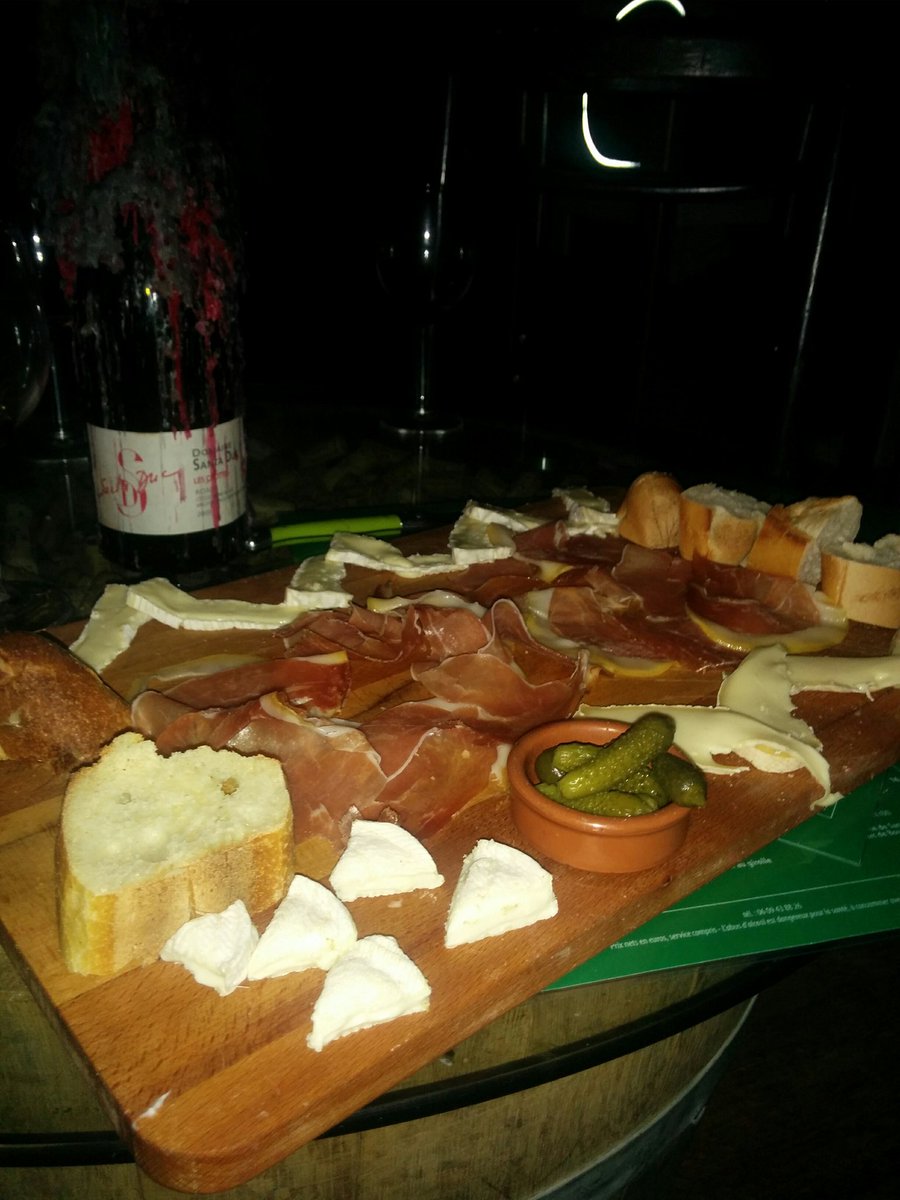 AMAMiage's tweet photo. L'AMAM s'est mise au vin hier soir avec ses diplômés miagistes ! #afterwork #MIAGE https://t.co/M4mzIr7bsL