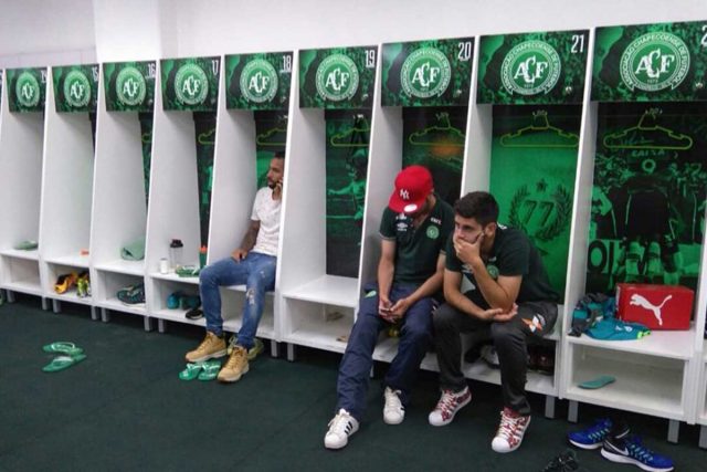 tutticonvocati's tweet photo. Nello spogliatoio del #Chapecoense si radunano i calciatori non convocati per la trasferta in Colombia. https://t.co/ViJEcJfLfR
