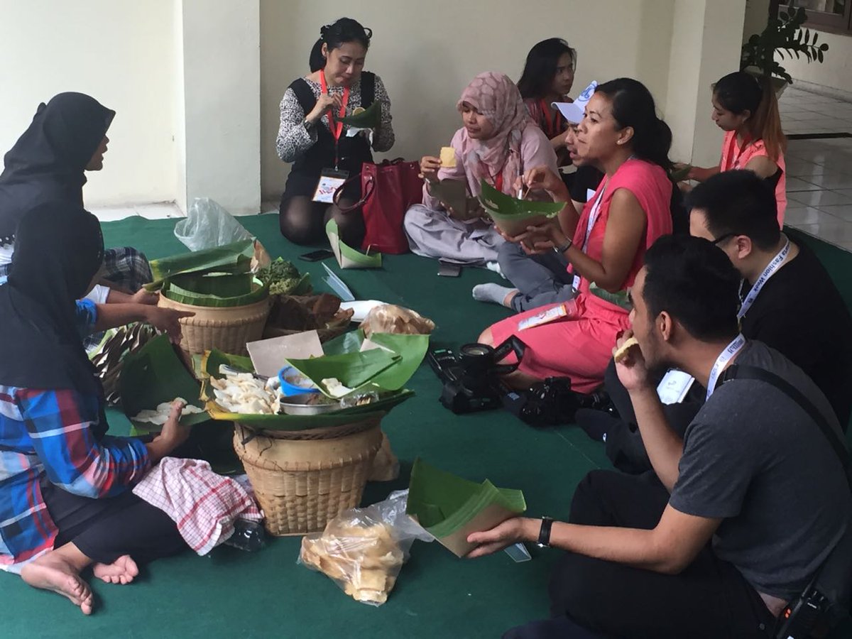 JKTfashion's tweet photo. Acara hari ini diawali dgn sesi ramah tamah dan makan siang lesehan seru di @ptdanliris bersama Michelle Tjokrosaputro. https://t.co/zMUv4kotsX