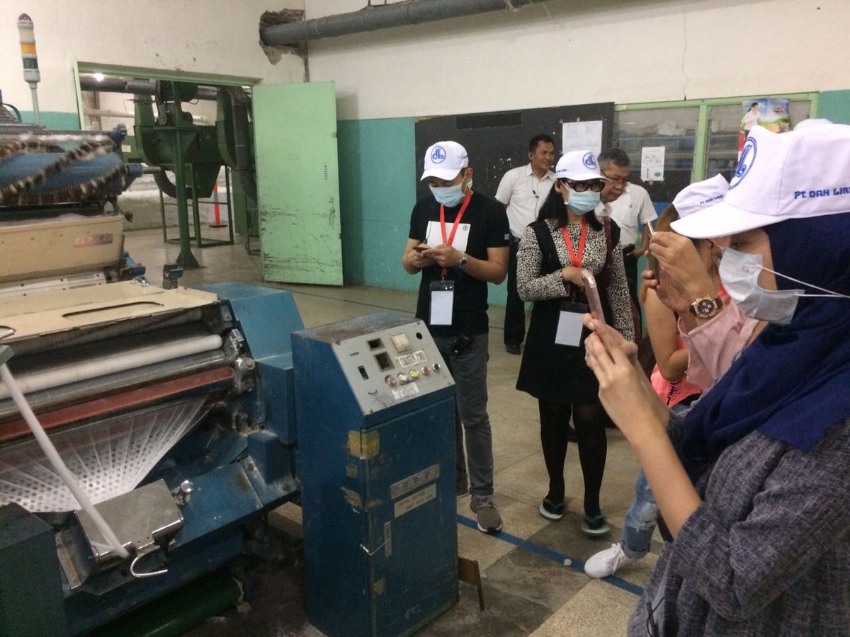 JKTfashion's tweet photo. Lalu kami berkeliling melihat proses warping, spinning, combing &amp; sewing pabrik @ptdanliris, yg menghasilkan produk tekstil &amp; garmen keren. https://t.co/d14Qre6Q5H