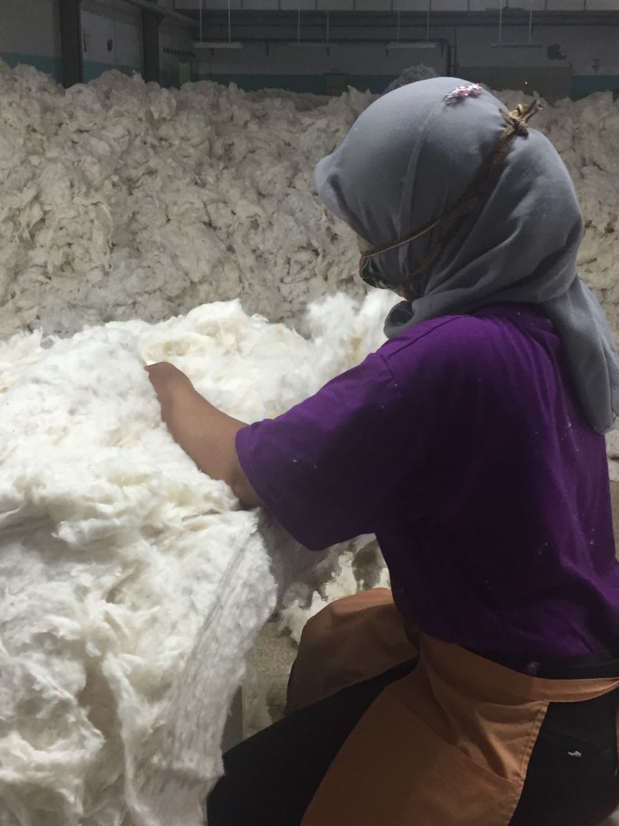 JKTfashion's tweet photo. Lalu kami berkeliling melihat proses warping, spinning, combing &amp; sewing pabrik @ptdanliris, yg menghasilkan produk tekstil &amp; garmen keren. https://t.co/d14Qre6Q5H