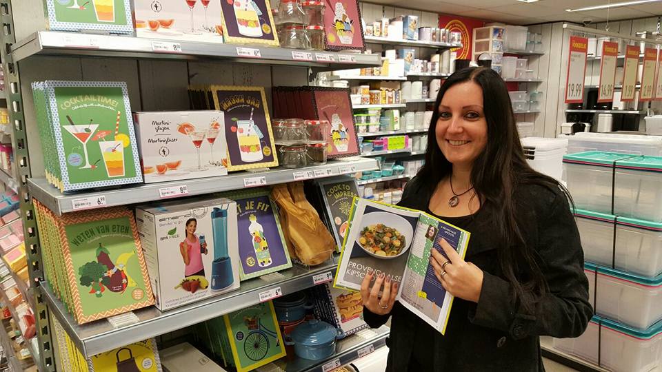 Wow, wat staan onze nieuwe kookboeken (en foodblogger Lindsey van Do me a Flavour) er mooi bij @XenosNL! domeaflavour.nl/index.php/blog…